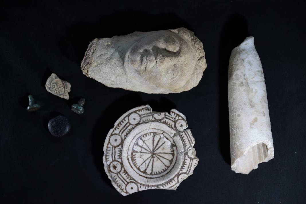 Konya'daki kazıda altın muska ve mühür bulundu! Bir çocuğa ait çıktı 13